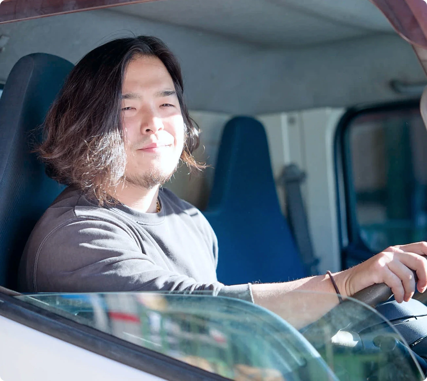 運転席から顔を向けるドライバー