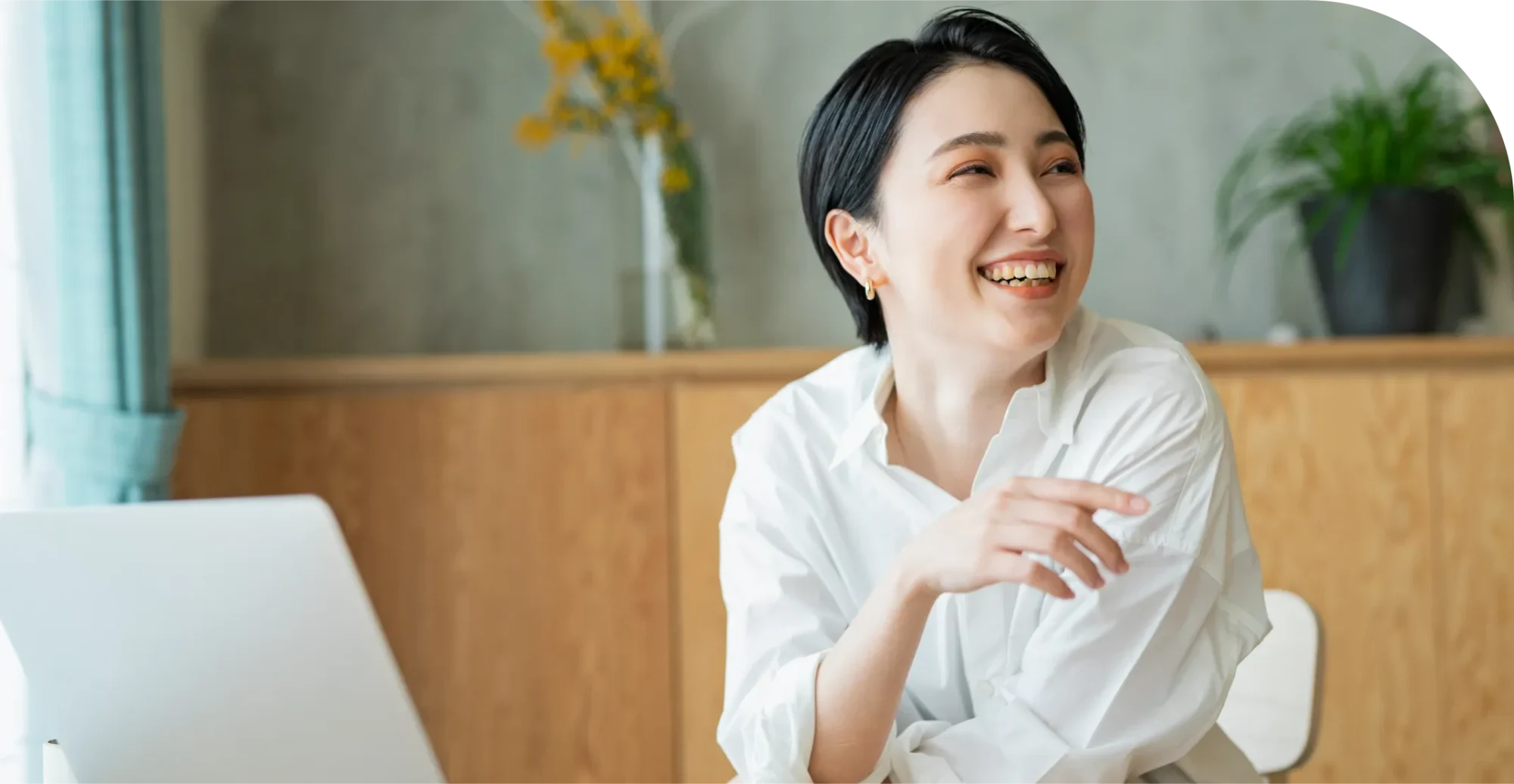 デスクでノートパソコンを使う人を写したVanquetの公式写真