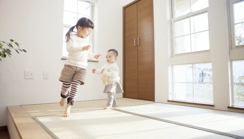 明るい部屋で過ごす子どもたちの暮らしのイメージ