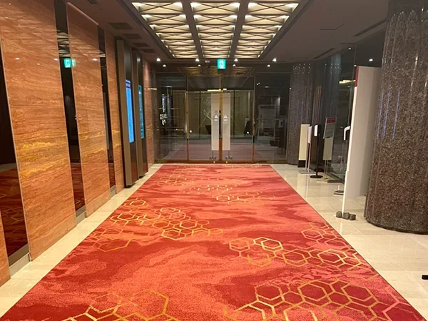 つきのが手がけた店舗内装の床と壁