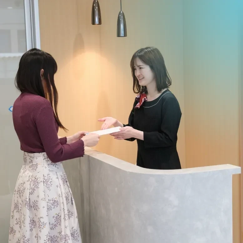 アステリアクリニックの受付で対話する様子