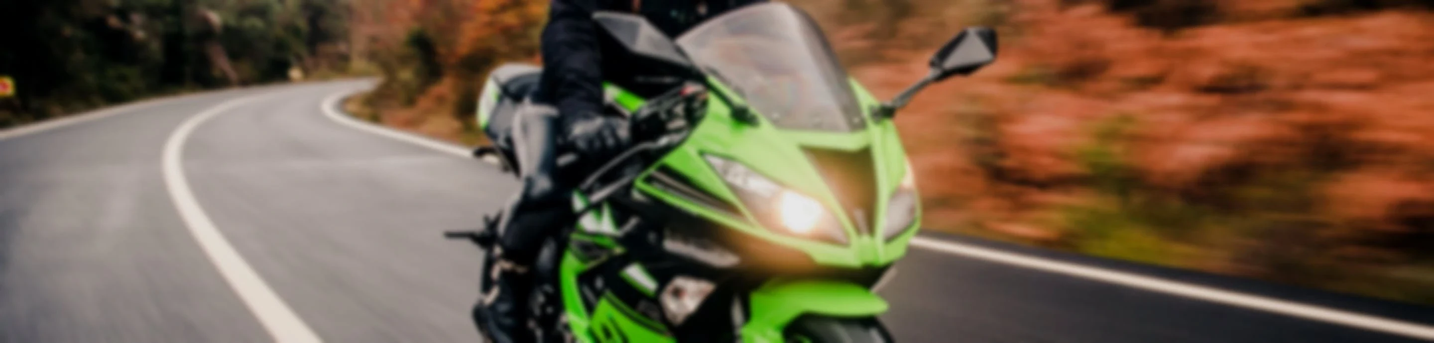 バイク王公式サイトに掲載された道路を走るライダー