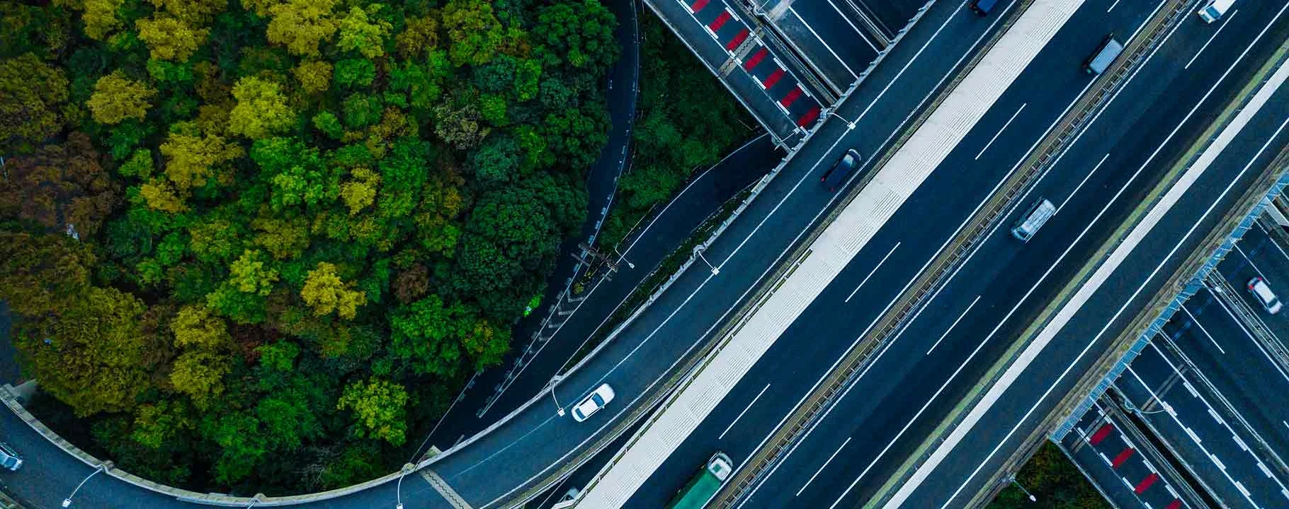 システック公式サイトの上空から見た高速道路の写真