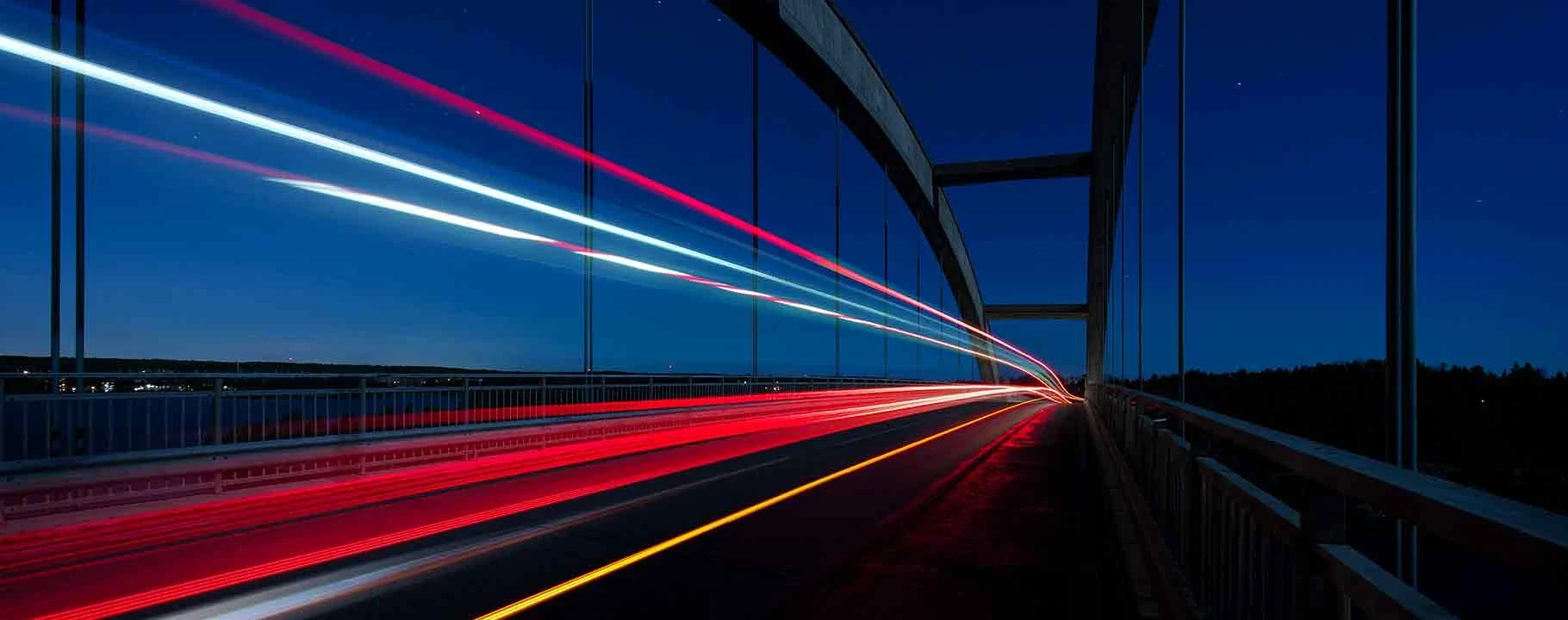 システック公式サイトの夜の道路と車両の光跡