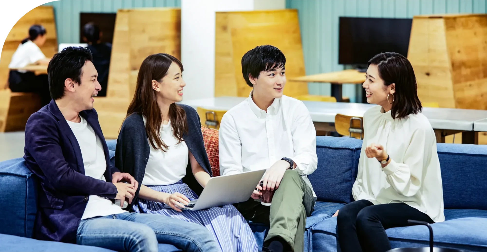 ソファで端末を広げ、会話する人々を写したVanquetの事業紹介写真